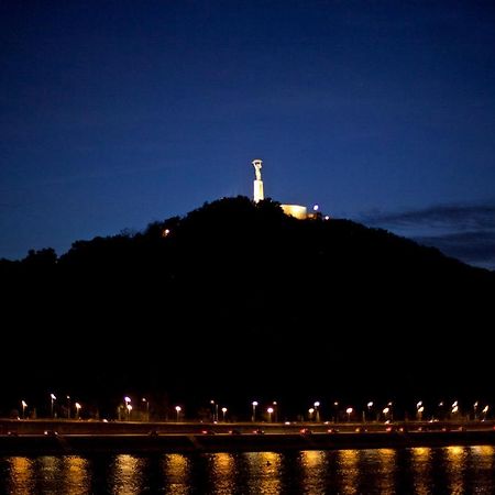 Pelicanstay At Riverside Danube Boedapest Buitenkant foto