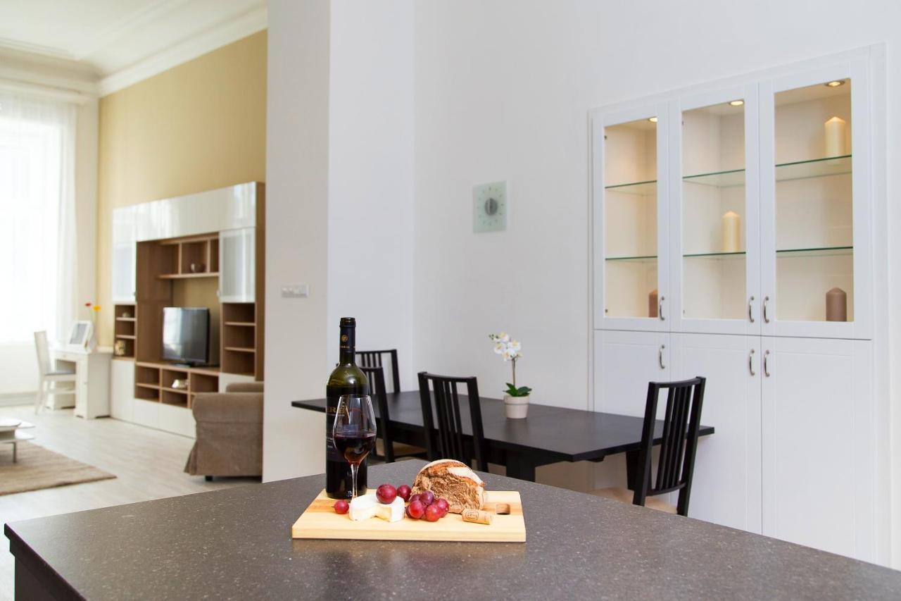 Pelicanstay At Riverside Danube Boedapest Buitenkant foto