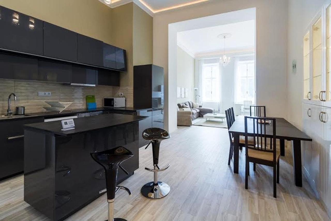 Pelicanstay At Riverside Danube Boedapest Buitenkant foto