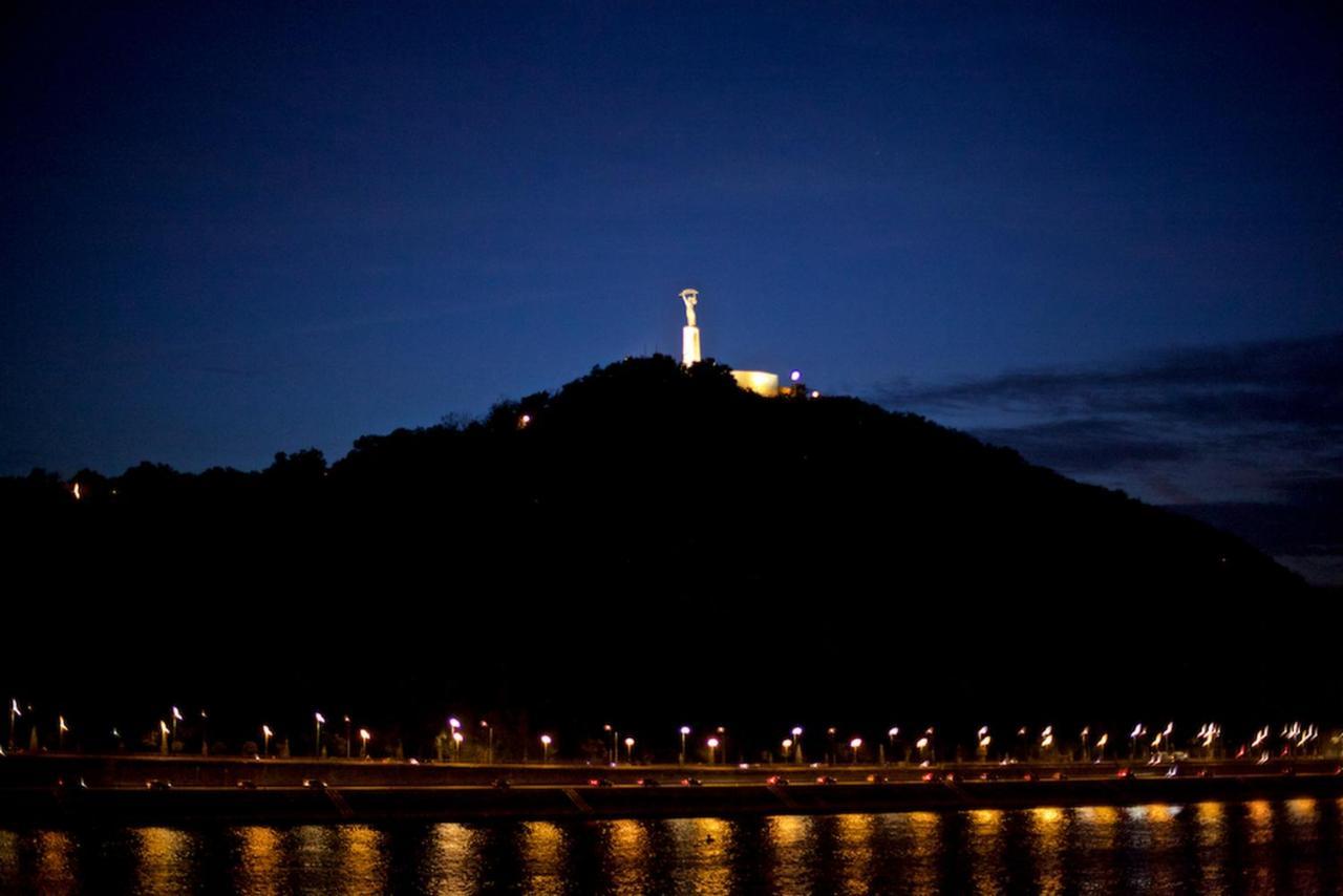 Pelicanstay At Riverside Danube Boedapest Buitenkant foto
